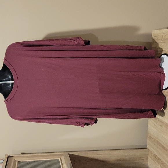 EUC  Dark Marsala Short-Sleeve V-Neck Top 2X - Picture 3 of 4